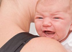 proč děti křičí během krmení