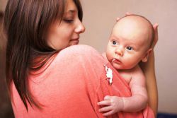 dlaczego dziecko pluje po karmieniu piersią