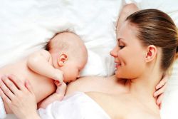 dlaczego noworodek zwleka po karmieniu piersią