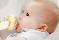 zašto se beba često regurgitirati nakon hranjenja smjese