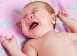 Защо бебето плаче след къпане