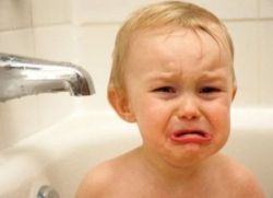 Бебето плаче след къпането