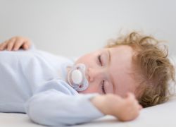 Zakaj se otrok zbudi v spanju