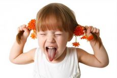 zakaj otrok drži svojega jezika