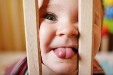 proč dítě vylévá jazyk