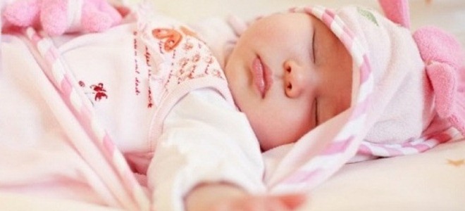 dlaczego dziecko śpi podczas snu