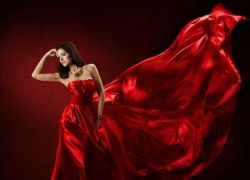 sanjska rdeča obleka