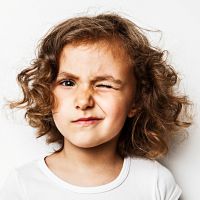 dlaczego dziecko często mruga oczami przyczyny