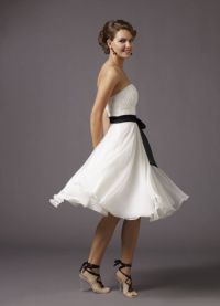 Какво да носите на бяла рокля 1