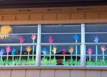 Декорация на прозореца до пролетта в детската градина 9