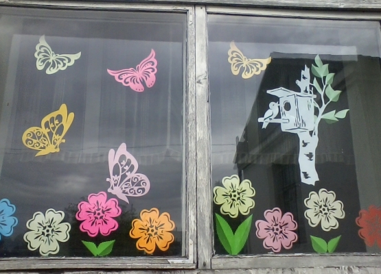 Декорация на прозореца до пролетта в детската градина 11