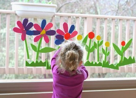 Декорация на прозореца до пролетта в детската градина 17