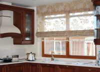 Идеи за декорация на кухненски прозорци римски щори 3