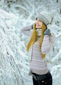 zimski posnetek deklet v gozdu12
