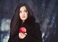zimski posnetek deklet v gozdu3