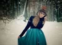 zimski posnetek deklet v gozdu9