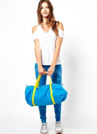 što nositi s plavom torbom 7