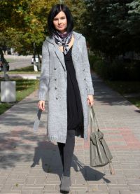 što nositi s sivim ženskim kaputom 1