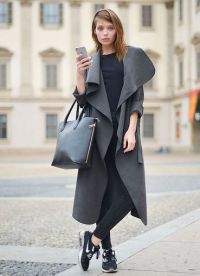 Co je možné nosit se šedým nadměrným pláštěm