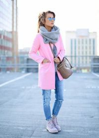 какво да носите с розовото палто 2