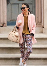 какво да носите с розовото палто 4