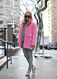 какво да носите с розово късо палто 5
