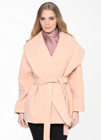 какво да носите с розово късо палто 9