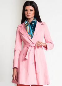 w co nosić różowy płaszcz przeciwdeszczowy 4