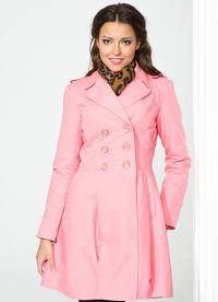 w co się ubrać różowy płaszcz przeciwdeszczowy 6