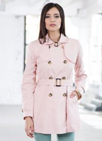 w co się ubrać różowy płaszcz przeciwdeszczowy 8