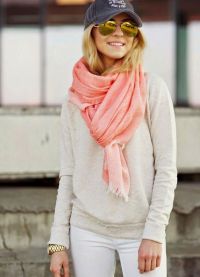какво да носите с розов шал 11