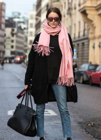 какво да носите с розов шал 15