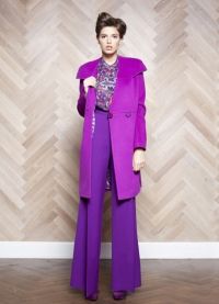 Co se má nosit fialovým kabátem 3