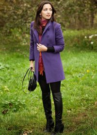 какво да носите с лилаво палто 8