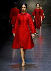 Co ubrać w czerwony płaszcz przeciwdeszczowy 5