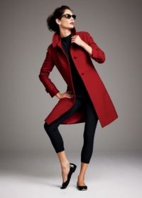 Какво да носите с червено палто 5