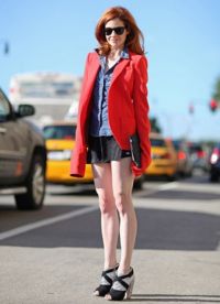 Какво да носите с червено яке4