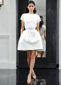 Какво да носите с бяла рокля 2