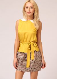 какво да носите с жълта блуза 10
