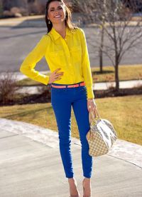 какво да носите с жълта блуза 1
