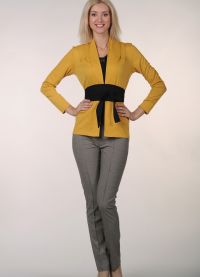 Kaj nositi z rumenim suknjičem