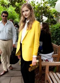 Какво да носите с жълто яке 1