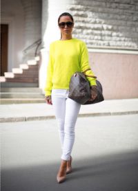 što nositi sa žutim džemperom 13