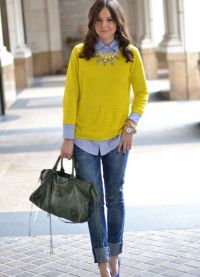какво да носите с жълт пуловер 17