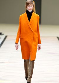 što nositi s narančastim kaputom 5