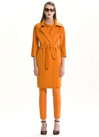 co ubrać w pomarańczowy płaszcz 8
