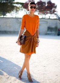 какво да носите с оранжевата рокля 8