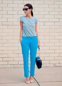 какво да носите с ярки сини панталони 1