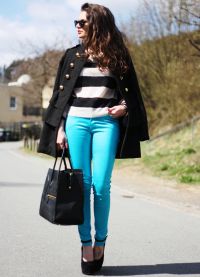 какво да носите с ярки сини панталони 5