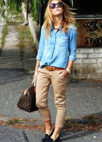 какво да носите с кафяви джинси 3
